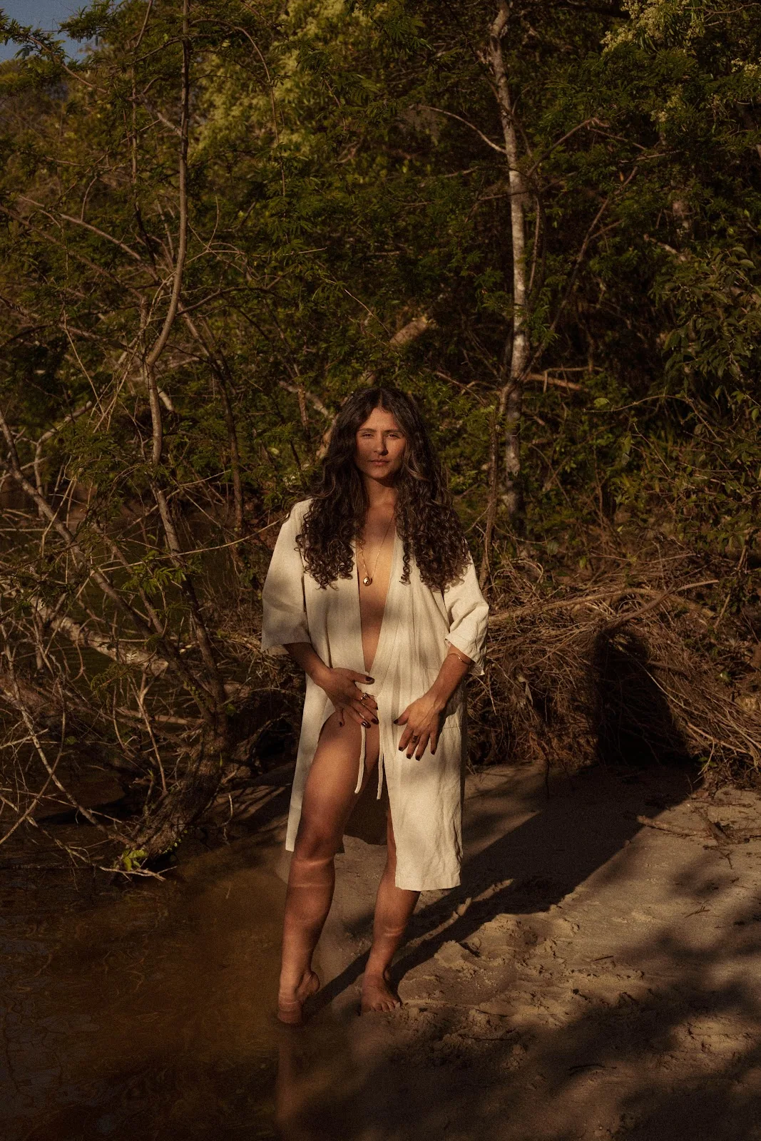 Kalina Cunha em meio à natureza, de frente para a câmera