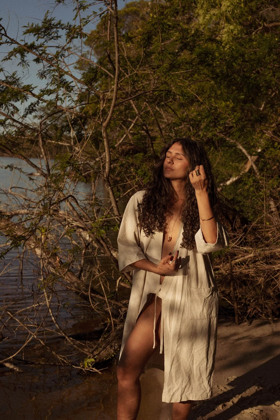 Kalina Cunha em meio à natureza, à beira da água
